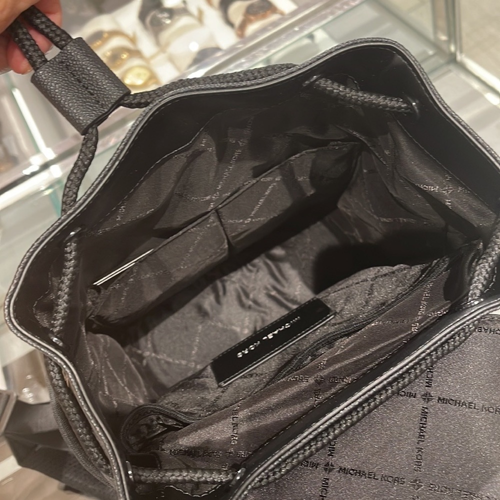MICHAEL KORS MENS
Cooper Logo Sling Pack
Style# 37S3LCOC2B
COLOR: Black
NWT - Picture 14 of 16